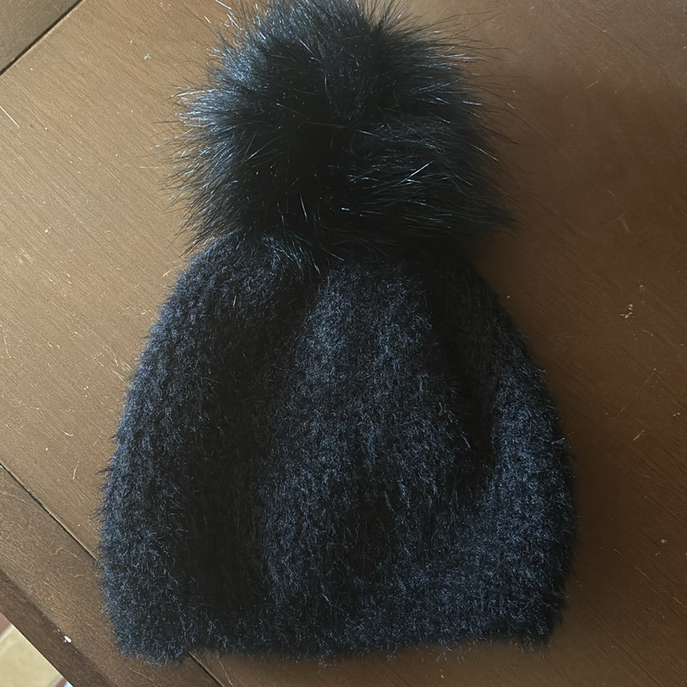 Black knit hat with pom EUC